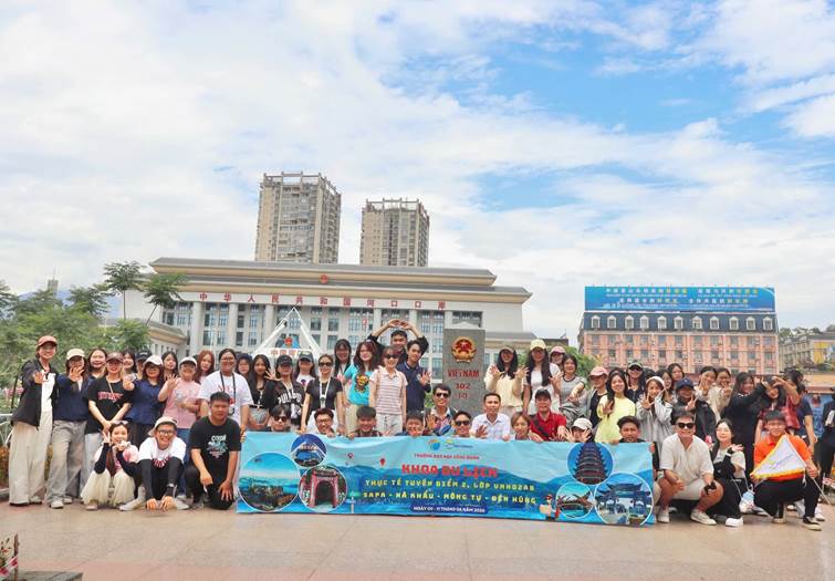 Có thể là hình ảnh về một hoặc nhiều người, đám đông và văn bản