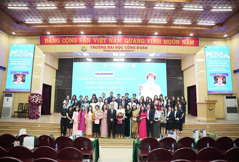 Có thể là hình ảnh về một hoặc nhiều người, đàn violin và văn bản