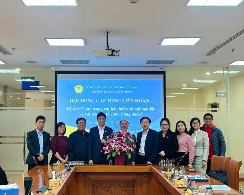 May be an image of 9 people and text that says 'D TÔNG IÊN ĐOÀN TB AO ĐỘNG VIE NAM ƯONGD ĐẠI HOC TRƯONGDSIHOCCÓNGBOÀN CÔNG ĐOÀN HOI ĐÔNG CÁP LIÊN ĐOÀN Đề tài: