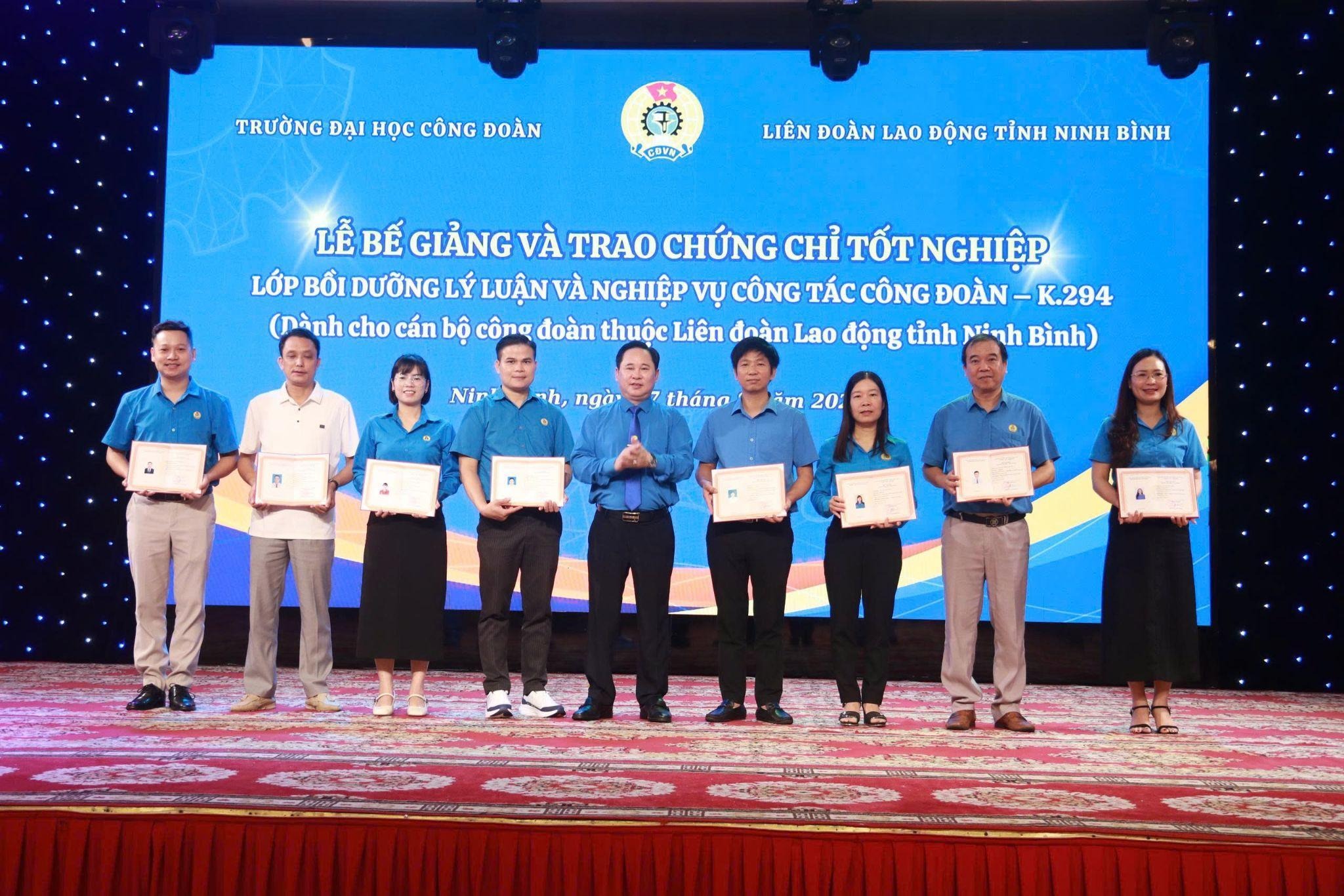 Lễ bế giảng và trao chứng chỉ tốt nghiệp lớp bồi dưỡng lý luận và nghiệp vụ công tác công đoàn - k.294