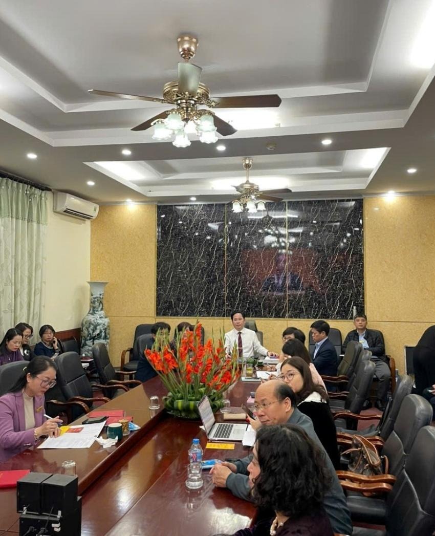 Ảnh có chứa trong nhà, tường, trang phục, trần nhà
Nội dung do AI tạo ra có thể không chính xác.