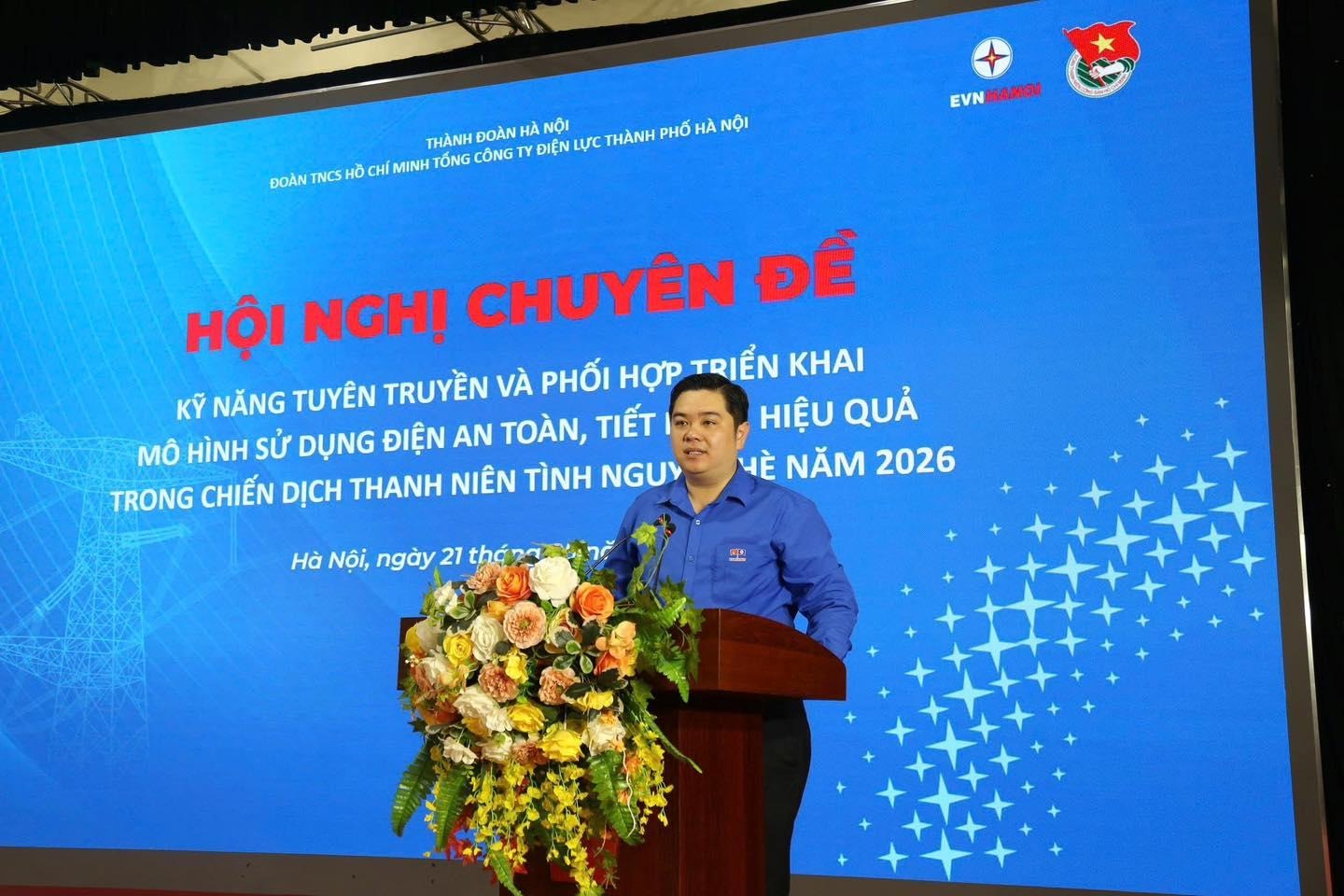 May be an image of dais and text that says 'THÀNH ĐOÀN THÀNHĐOÀNHÀNỘI HÀ NỘI ĐOÀN TNCS Ho CH MINH TỐNG CÔNG TY ĐIỆN LỰC THÀNH PHỐ HÀ NỘI EVN EVNMANOI HANO! HỘI NGHỊ CHUYÊN ĐỀ KỸ NĂNG TUYÊN TRUYỀN VÀ PHỐI HỢP TRIỂN KHAI HIỆU QUẢ MÔ ΗΊΝΗ sử DỤNG ĐIỆN AN TOÀN, TIẾT 4E NĂM 2026 TRONG CHIẾN DỊCH THANH NIÊN TÌNH NGUY Hà Nội, ngày 21 tháng'