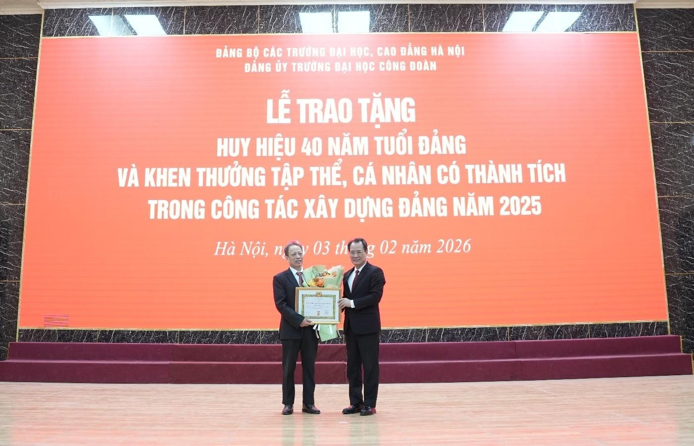 Ảnh có chứa văn bản, trang phục, bộ đồ, biển hiệu

Nội dung do AI tạo ra có thể không chính xác.