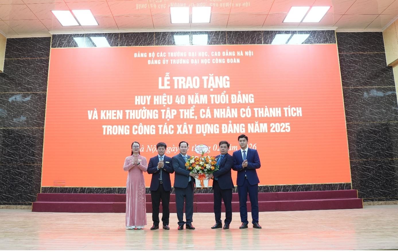 Ảnh có chứa văn bản, trang phục, bộ đồ, người

Nội dung do AI tạo ra có thể không chính xác.