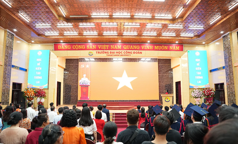 Trường Đại học Công đoàn tổ chức lễ bế giảng và trao bằng tốt nghiệp đại học hệ chính quy năm 2025