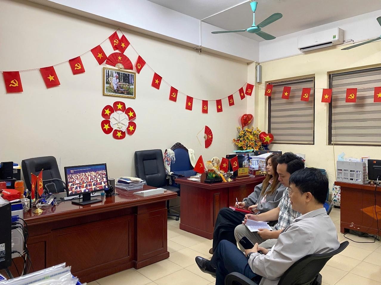 Ảnh có chứa trong nhà, tường, trang phục, đồ đạc

Nội dung do AI tạo ra có thể không chính xác.