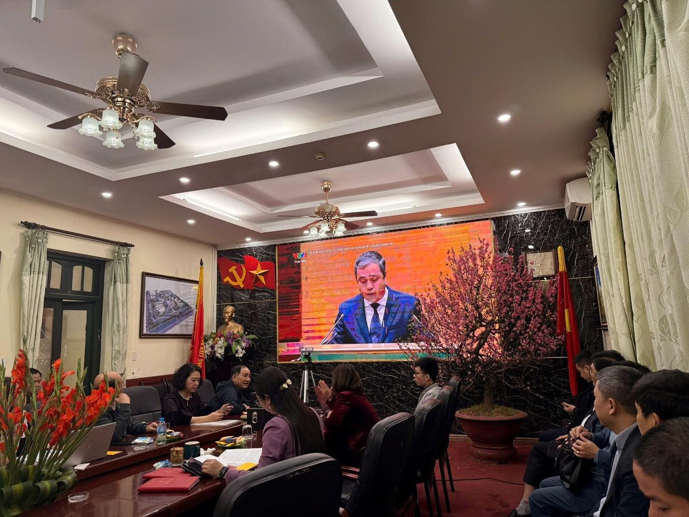 Ảnh có chứa trong nhà, trang phục, tường, hiện trường

Nội dung do AI tạo ra có thể không chính xác.
