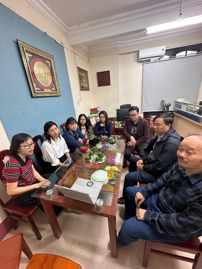 Ảnh có chứa trang phục, người, trong nhà, tường

Nội dung do AI tạo ra có thể không chính xác.