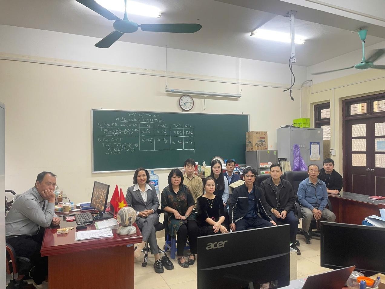 Ảnh có chứa trong nhà, trang phục, tường, người

Nội dung do AI tạo ra có thể không chính xác.