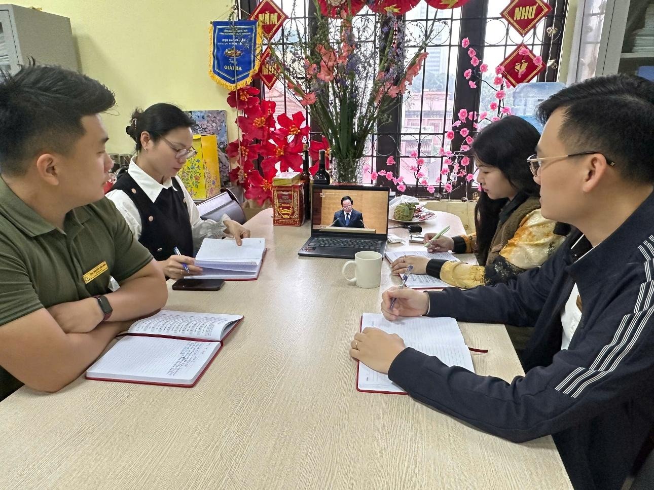 Ảnh có chứa trang phục, người, Mặt người, trong nhà

Nội dung do AI tạo ra có thể không chính xác.