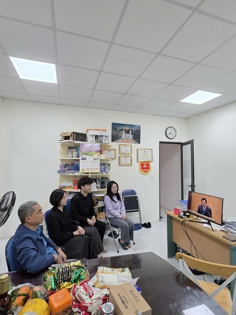 Ảnh có chứa trong nhà, tường, trang phục, người

Nội dung do AI tạo ra có thể không chính xác.